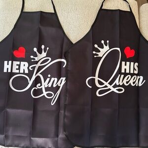 His and Her Apron Set with Heart Design NWOT🥂